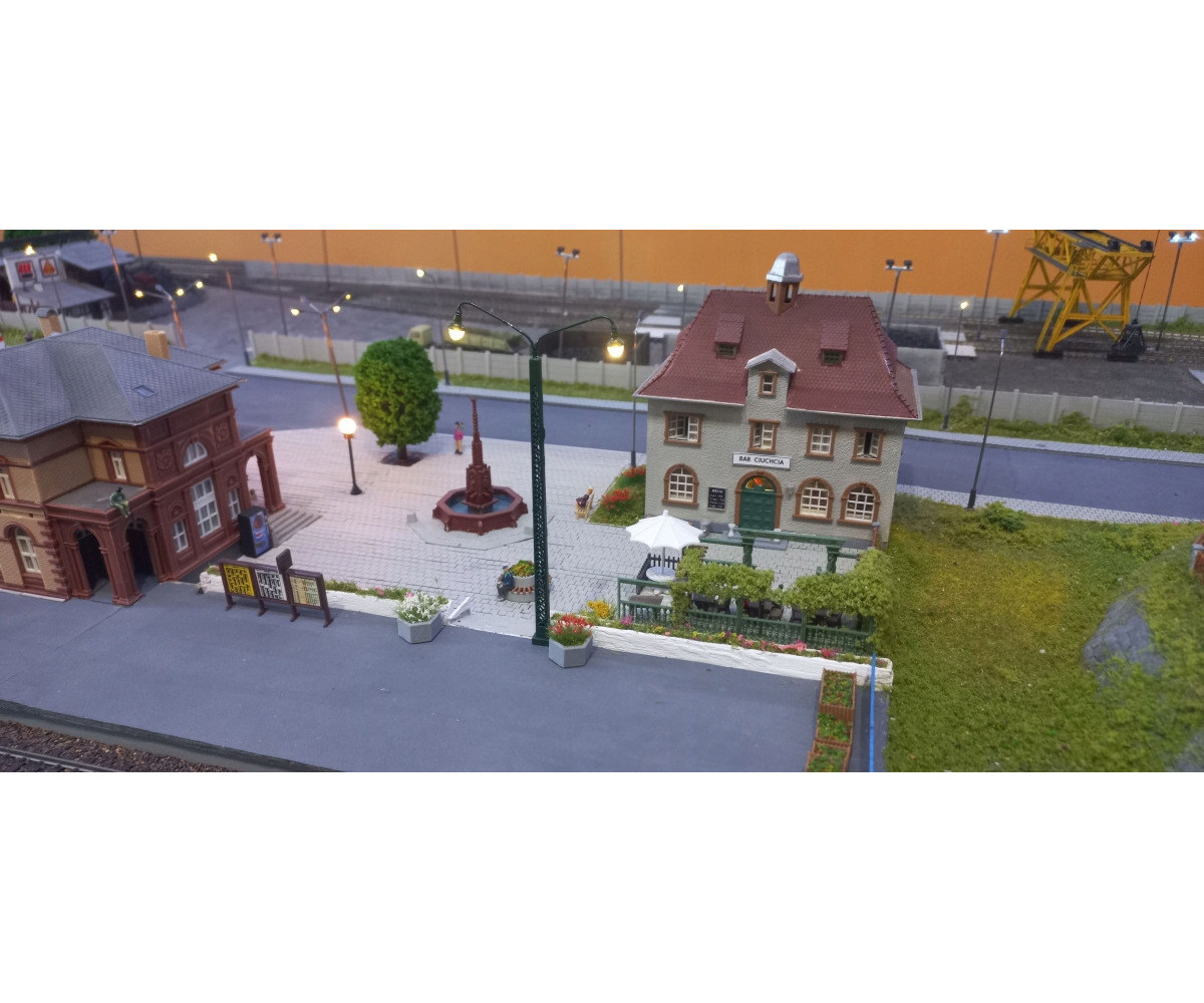 Latarnia dwuramienna H0 biała ciepła na maszcie