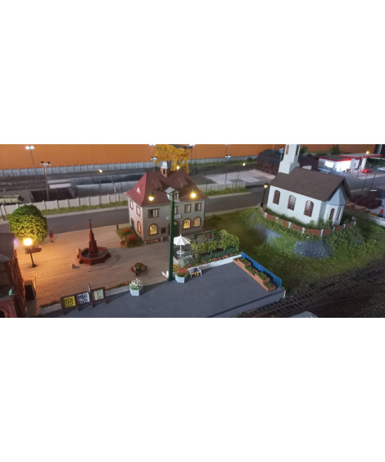 Latarnia dwuramienna H0 biała ciepła na maszcie