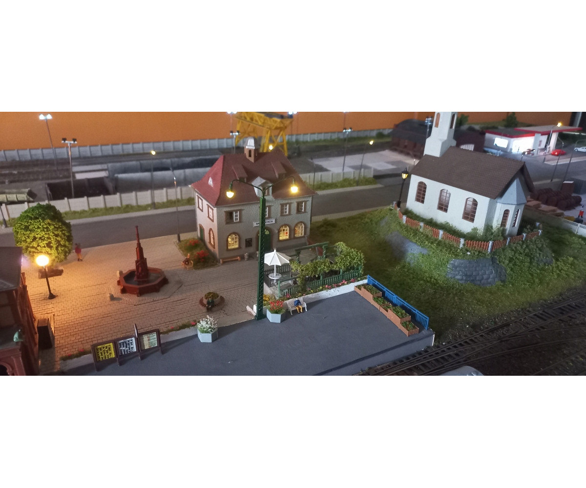 Latarnia dwuramienna H0 biała ciepła na maszcie