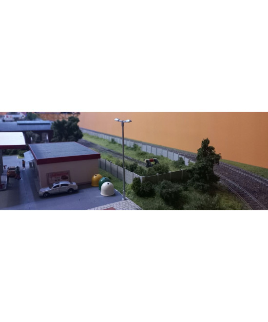 Latarnia dwuramienna biała zimna H0 typ 4