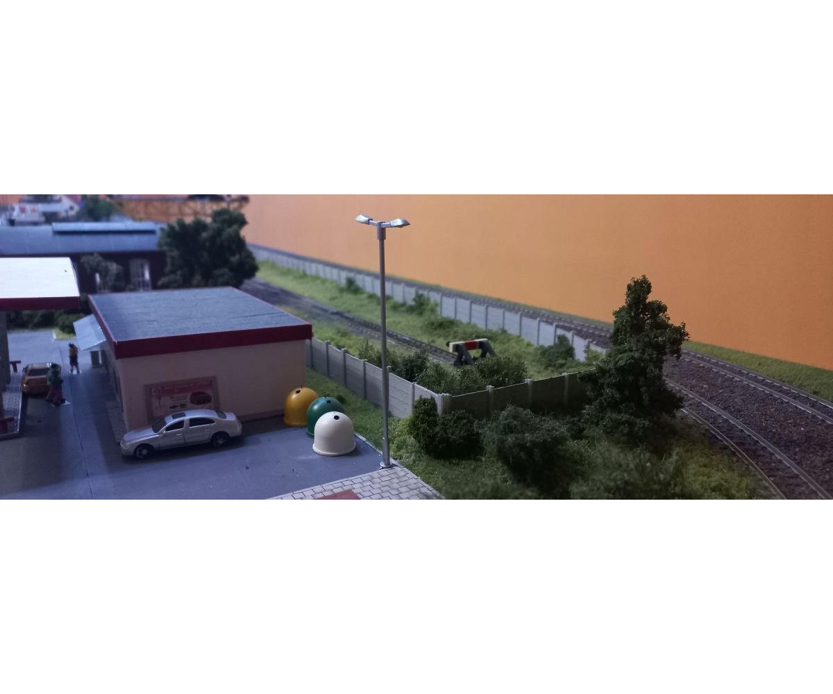 Latarnia dwuramienna biała zimna H0 typ 4