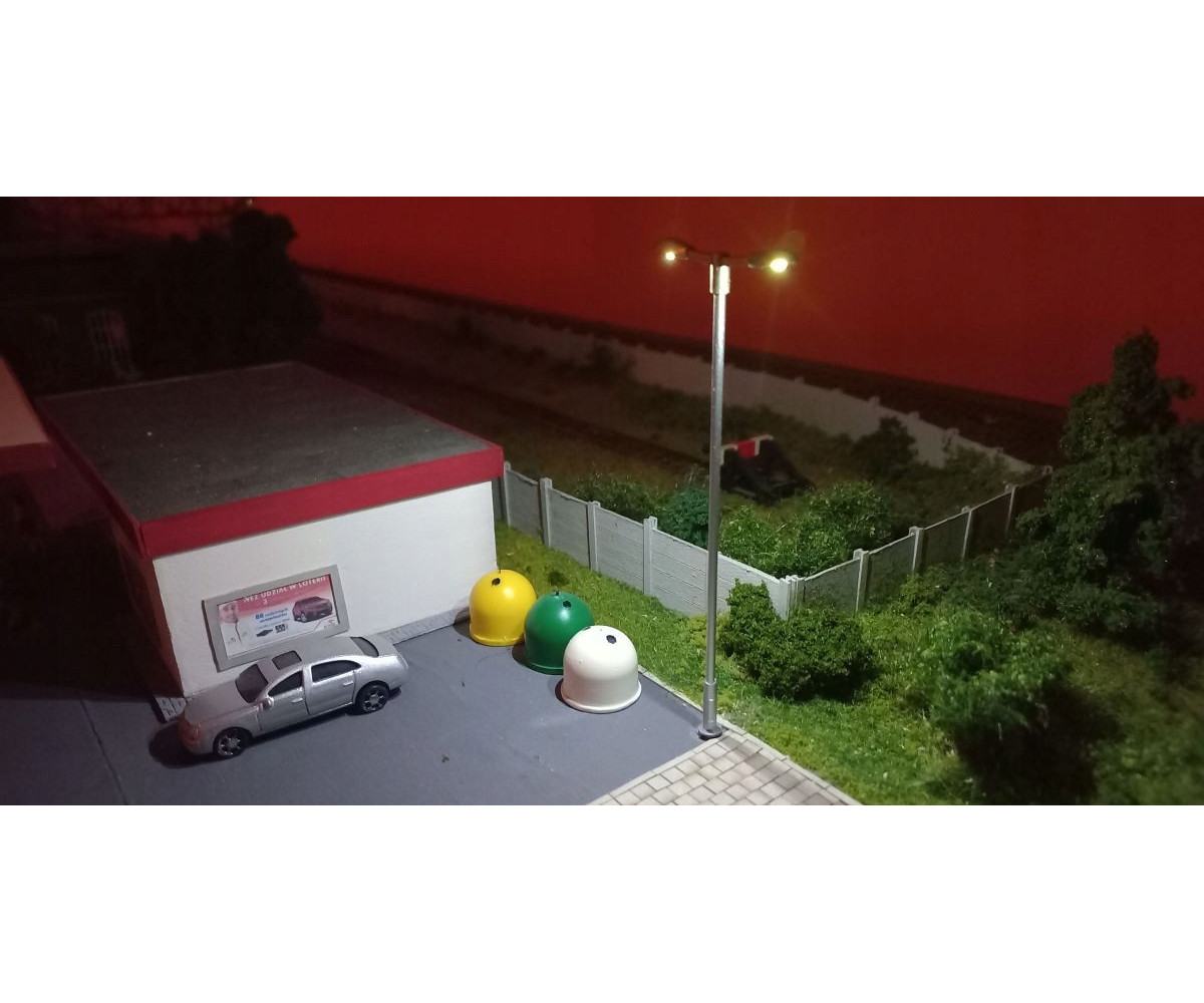 Latarnia dwuramienna biała zimna H0 typ 4