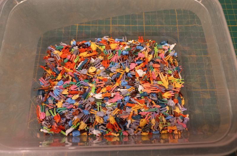 Ludziki stojące na makietę