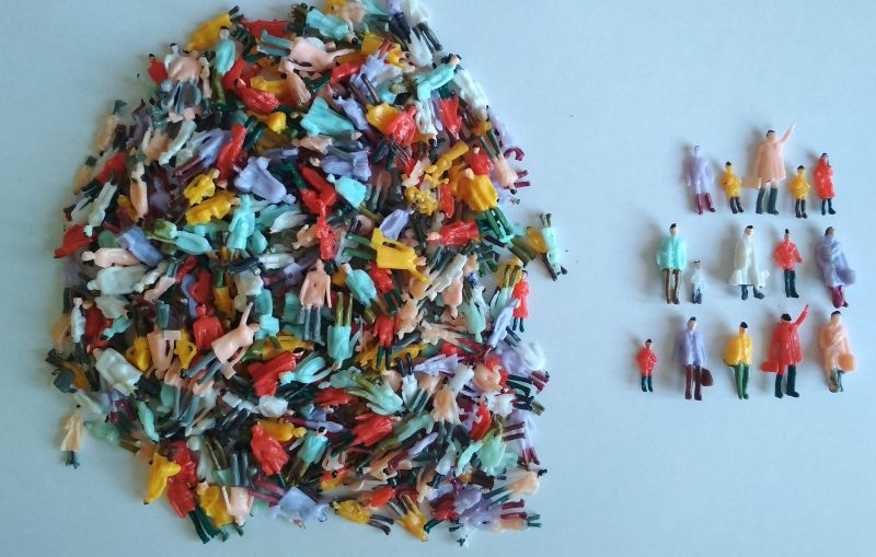 Ludziki stojące na makietę